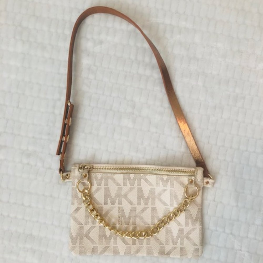 NEW WITHOUT TAGS Michael Kors Clutch with Strap